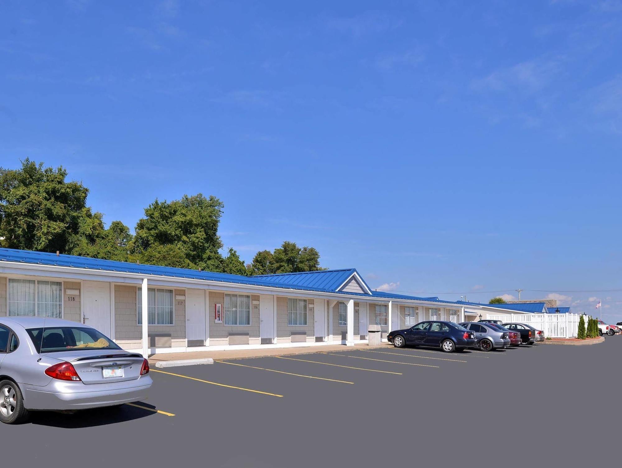Americas Best Value Inn & Suites St Clairsville Wheeling St. Clairsville Esterno foto